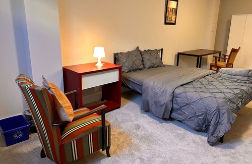 Ottawa Division House | Stylish & Modern 4BD/3.5 Bath Townhome w/Self Check-In+Kitchen & ParkinginKanata
