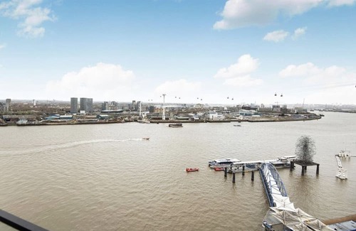Peninsula Apartment | Stylish 1-Bed Apartment in London