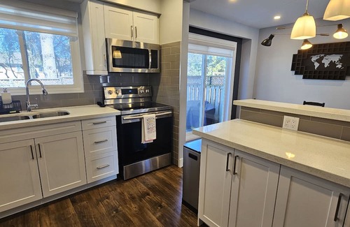 Clarkson-Lorne Park House | Modern 3 bedroom Townhouse minutes from the Lake in Port Credit!
