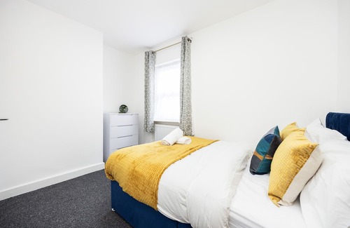 Aveley House | Luxury 4 beds, 3 baths, free parking, river view
