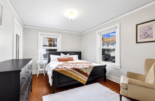 University District House | 5 Beds Elegant Colonial House Walk to UW