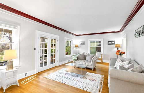 University District House | 5 Beds Elegant Colonial House Walk to UW