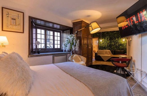 Sintra House | Lux 300 years Smart Palace w/Gym, Jacuzi & Snooker