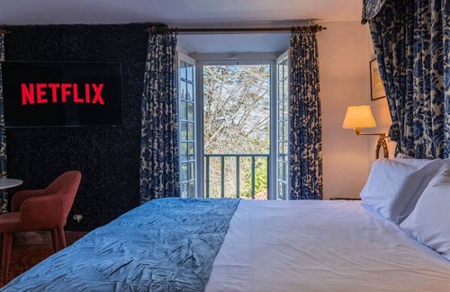 Sintra House | Lux 300 years Smart Palace w/Gym, Jacuzi & Snooker