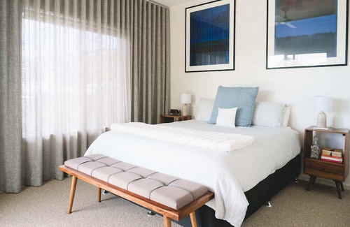 Lake Macquarie City Council Cottage | Welcome to Blue Bungalow, a 2 bedroom cottage with waterfront access.
