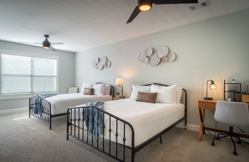 Helen House | Gorgeous Modern Farmhouse w/ Hot Tub & Pool Table