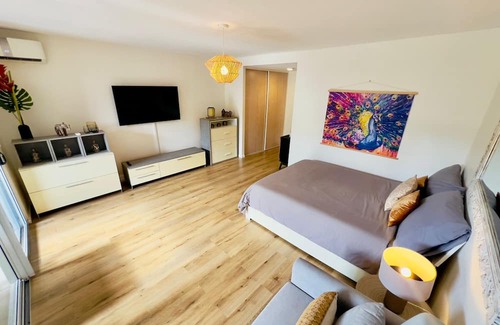 Tahiti Apartment | Cozy apartment steps away from the beach, supermarket, and bakery.