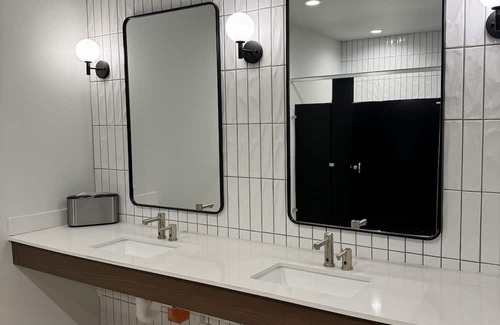 Milwaukee Apartment | 1-bd.Sleeps 4-by a mall,freeway restaurants, shops, pool, gym, work area,lounge.