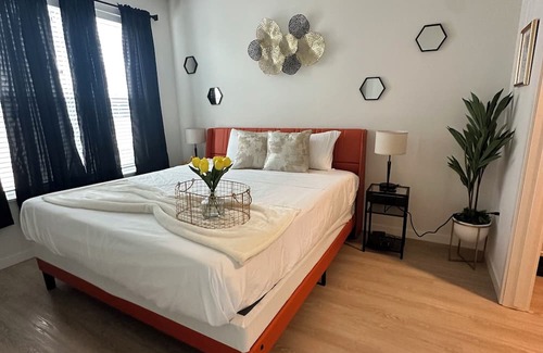 Milwaukee Apartment | 1-bd.Sleeps 4-by a mall,freeway restaurants, shops, pool, gym, work area,lounge.