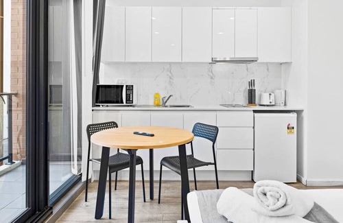Burwood Apartment | Burwood 1Br steps to Train Station/Shopping