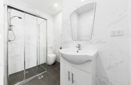 Burwood Apartment | Burwood 1Br steps to Train Station/Shopping