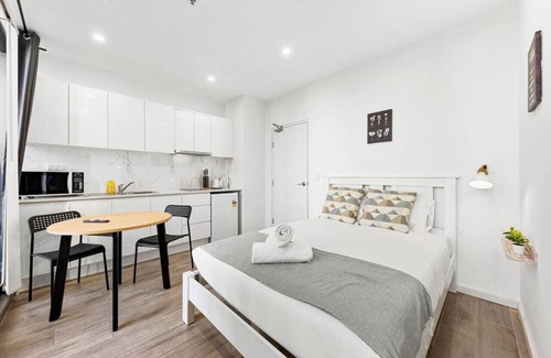 Burwood Apartment | Burwood 1Br steps to Train Station/Shopping