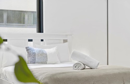 Burwood Apartment | Burwood 1Br apt nearTrain/Shopping street parking