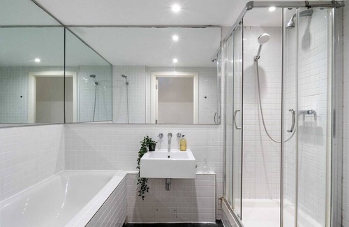 Stratford and New Town Apartment | LiveStay - Modern Two Bed Apartment in Stratford
