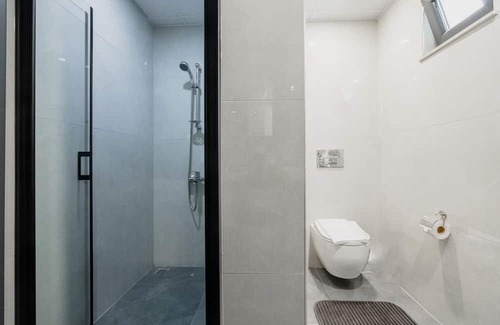 Lara Apartment | Modern Flat w Patio and Garden 5 min to Lara Beach