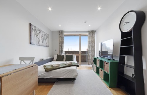 Bromley South Apartment | Charming Bow Retreat: Your Gateway to London's East End. Sleeps 4!