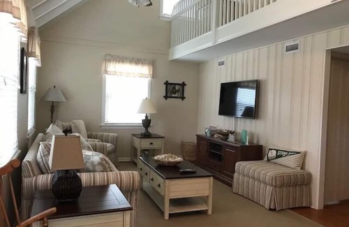 Stone Harbor Cottage | This home is situated close to the Bird Sanctuary, Clarke's Market and a seafood market and breakfast eatery. Just a quick walk to the beach.