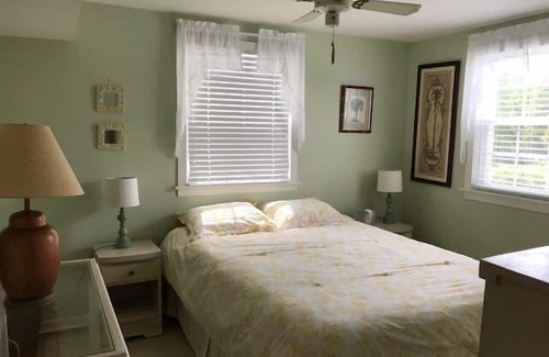 Stone Harbor Cottage | This home is situated close to the Bird Sanctuary, Clarke's Market and a seafood market and breakfast eatery. Just a quick walk to the beach.