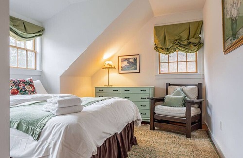 Town of Marbletown Cottage | NEW: Riverfront Cottage w/ Hot Tub, Sauna & Pond