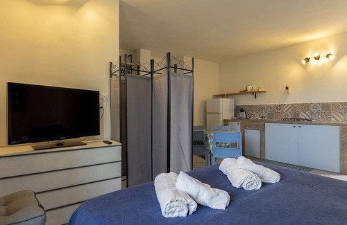 Birgi Vecchi House | Holiday Home 'Gl' with Private Garden, Wi-Fi and Air Conditioning