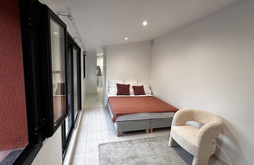 Saint-Cloud House | Holiday Home 'Villa' with Private Terrace and Wi-Fi
