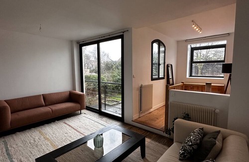 Saint-Cloud House | Holiday Home 'Villa' with Private Terrace and Wi-Fi