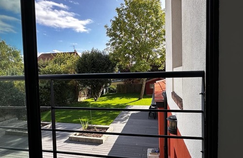 Saint-Cloud House | Holiday Home 'Villa' with Private Terrace and Wi-Fi