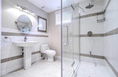 Vaughan House | COMFY NEW RENOVATED 3 BED 3 BATH ABOVE GROUND BASEMENT 7MIN TO CANADA WONDERLAND