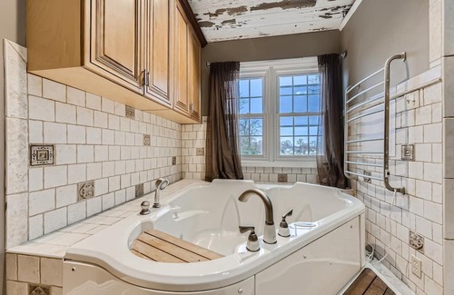 Lake Shore House | 4BR Home with Pool on the Magothy River Pasadena