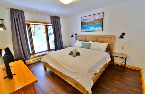 Sainte-Lucie-des-Laurentides Ski Chalet | Expériences Acem - SPA + VUE + LAC Avec Embarcations, Kayaks et Pédalos