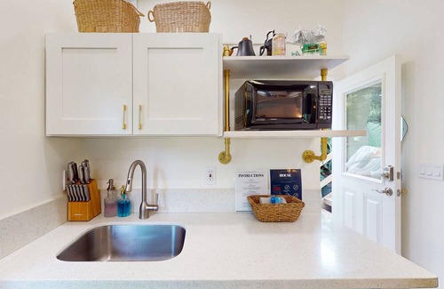 Mililani Apartment | Gorgeous guest suite in great central location with loft, kitchenette, streaming