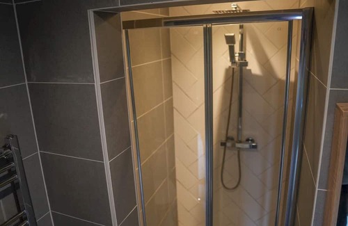 Beeston Apartment | Modern work Retreat with Dedicated Workspace | Pass the Keys
