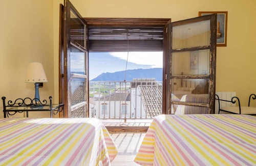 Zafarraya Cottage | Cubo's La Casa de Tita Elvira 8 PAX / communal swimming pool / valley views