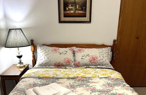 Regina House | Cozy 3 Bedrooms house, family-friendly. Close to UofR, Ring Rd, Sask Polytech.