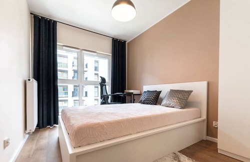 Czyzyny Apartment | Modern Apartment I Smart TV I Parking I Working Desk