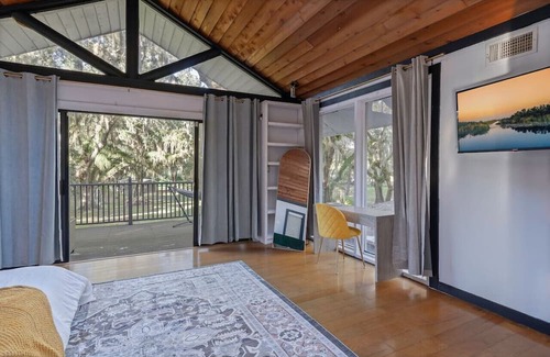 Kissimmee Cabin | Romantic Cabin w/Balcony + Tub + Hammock + Grill
