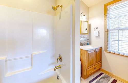 Hayesville Cabin | Dog-friendly hillside cabin with porches & mountain/forest views
