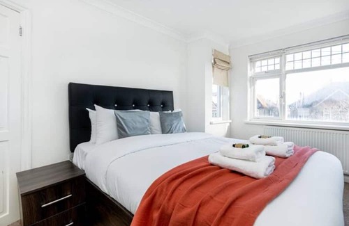 Preston House | Gardened 2BR house, quiet Cul-de-Sac of Wembley