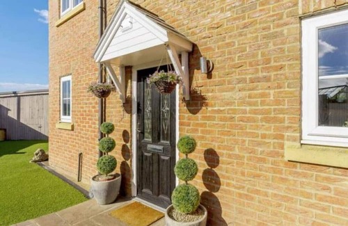 Kirby Misperton House | Spacious 6 bed w/hottub near Flamingo Land