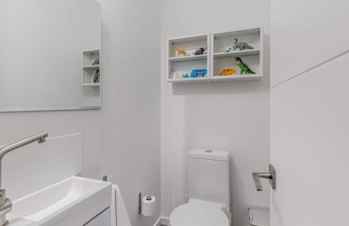 Midtown Toronto Apartment | 2 Storey Oasis In The Heart Of The Annex, Steps To U of T & All Amenities