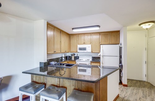 Hollywood Condo | Oxnard Condo w/ Community Pool + View of Marina!