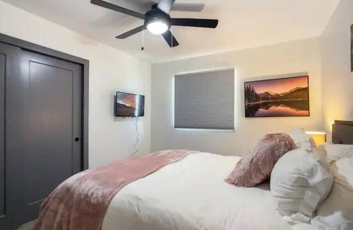 Cox Heights House | Old Town Family & Pet Friendly Jacuzzi King
