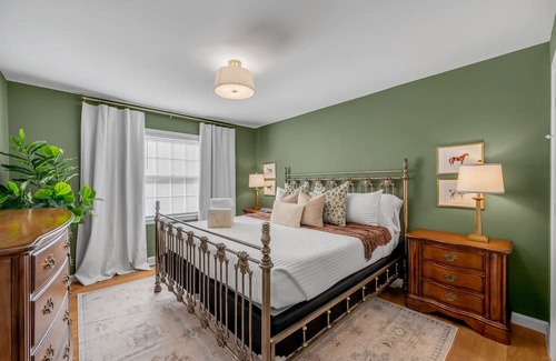 Lexington House | DWNTN Lex - 3bd/2ba - Lounge & Patio - Near Keeneland, UK, & KY Bourbon Trail!