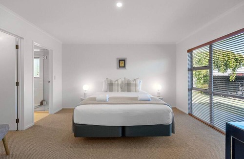 Hilltop House | Retreat on Harvey Street. Lake Views, Spa Pool, 5 Bedrooms, Close to Town & Lake