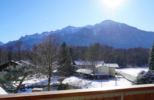 Bad Reichenhall Apartment | Gemütliche Ferienwohnung Mitten im Grünen mit Badeteich und Direktem Bergblick!
