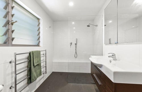 Newport Apartment | Spacious 2 bedroom garden apartment with pool at Newport Beach.
