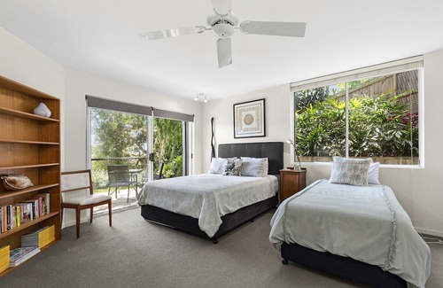 Newport Apartment | Spacious 2 bedroom garden apartment with pool at Newport Beach.