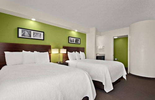 Wesley Chapel House | Stay Near The Grove - Free Breakfast, Outdoor Pool & Free Parking in 4 Units