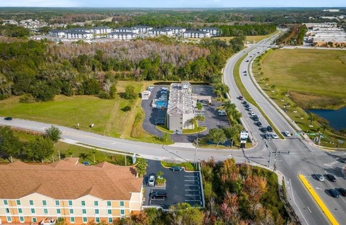 Wesley Chapel House | Stay Near The Grove - Free Breakfast, Outdoor Pool & Free Parking in 4 Units