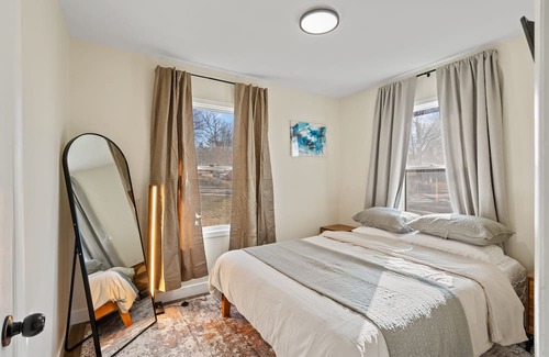 Iowa City House | cozy, convenient, close to UIHC!